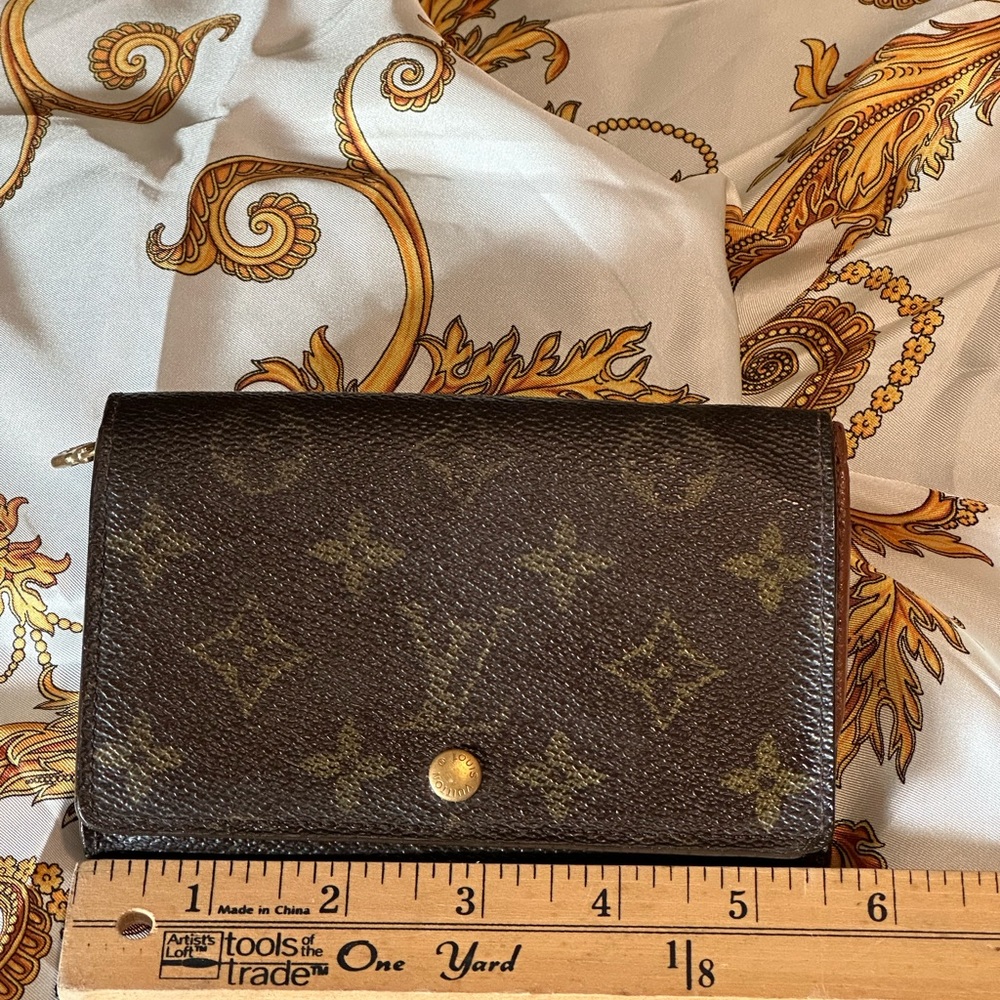 Louis Vuitton Zippy Monogram Leather Wallet preowned Condition